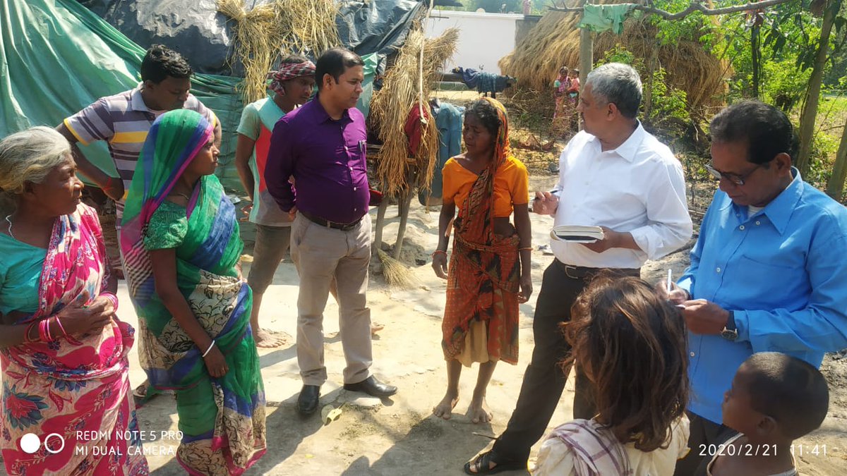 PRDJSR's tweet image. घाटशिला अनुमंडल पदाधिकारी श्री अमर कुमार द्वारा जोड़ीसा पंचायत के ढोडागा सबर बस्ती का निरीक्षण किया गया। निरीक्षण के क्रम में सबर लोगों से पेंशन, प्रधानमंत्री आवास एवं स्वास्थ्य संबंधी जो भी योजनाएं सरकार द्वारा संचालित है उनका आवेदन प्राप्त किया गया। 
@DCEastSinghbhum