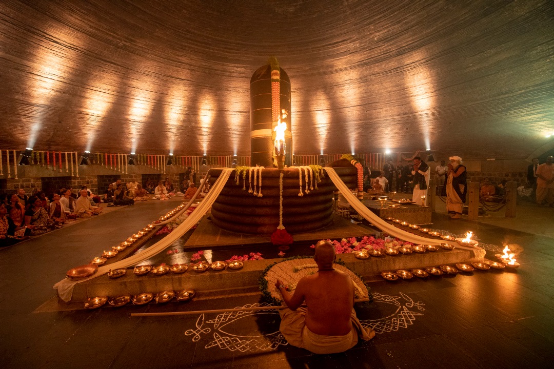 SadhguruJV's tweet photo. If you've ever needed a reason to stay awake all night, there can be no better than tonight. When nature itself is pushing you towards higher possibilities, must you not make the most of it? May this night be one of great possibilities for all- Sg #Mahashivratri
#DontYawnTillDawn https://t.co/pHRJK7uGlM