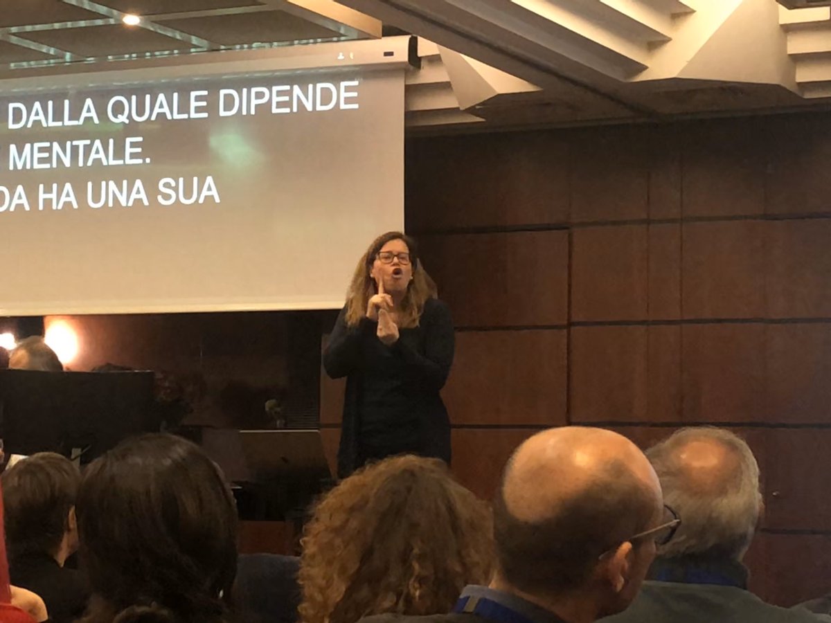 IntendiMe's tweet photo. La psicologa sorda Valentina Foa racconta “In aeroporto ci hanno visto segnare e ci hanno portato delle sedie a rotelle! Ci vedono come persone che hanno bisogno di assistenza, ma in realtà non ce ne danno una adeguata” #3conferenzasordita #intendime #paradossi @EnsOnlus https://t.co/u5RxF9vams