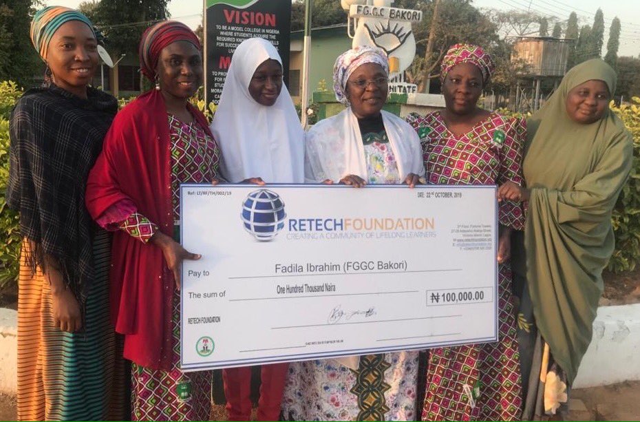 bakorialumni's tweet photo. Meet Farida Ibrahim of SS 1, FGGC BAKORI recipient of the ReTech Foundation JS 3 2019 Scholarship presented to her by our National President, Safiya Mohammed Adamu courtesy of a ReTech/Usosa Collaboration. Congratulations great Bakorian kudos to USOSA #proudlybakorian #ProUnitate https://t.co/0swLD7htDq