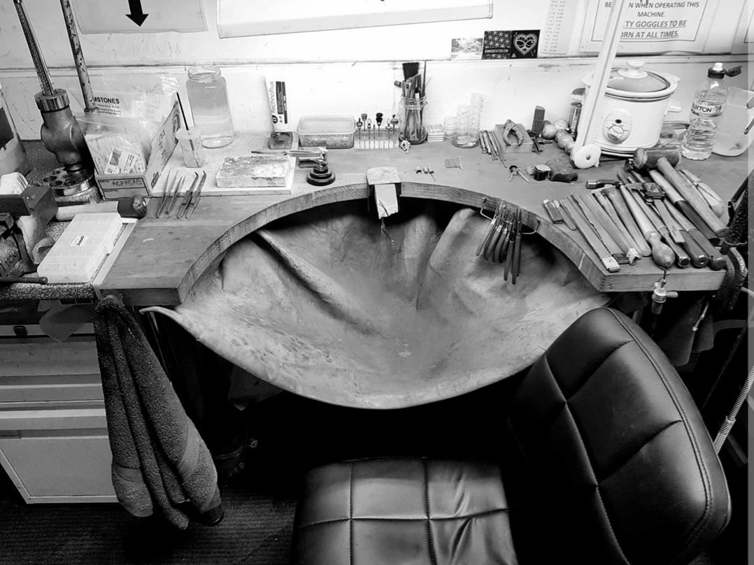 Pickwick_Pawn's tweet photo. Our in store goldsmith can provide professional repairs including soldering, resizing & more.
As well as cleaning services including re rhodium plating and ultra sonic cleaning.
▪︎
▪︎
#goldsmith #goldsmithtools #instajewelry #toolsofthetrade #pickwick #workstation #rodium https://t.co/v7e83lSfkN