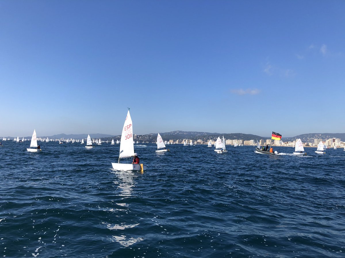 TeamOptiIDF's tweet photo. La semaine dernière la Team s’est donné RDV pour un stage + régate à Palamos🇪🇸. Conditions printanières avec un vent soit faible ou fort 💪!560⛵️présents sur place😱 avec seulement 3 manches validés.Superbe expérience pour nos jeunes régatiers👌Prêt pour les prochaines échéances https://t.co/ccilyDjVnB