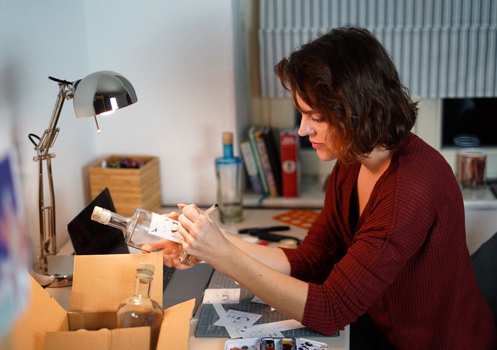 UDestillerie's tweet photo. Die beste Designerin arbeitet am Etiketten Design #usedomdestillerie #ud44 #designer #designthinking #creativework #mindwork #art #artist https://t.co/mxMYIZdDMI