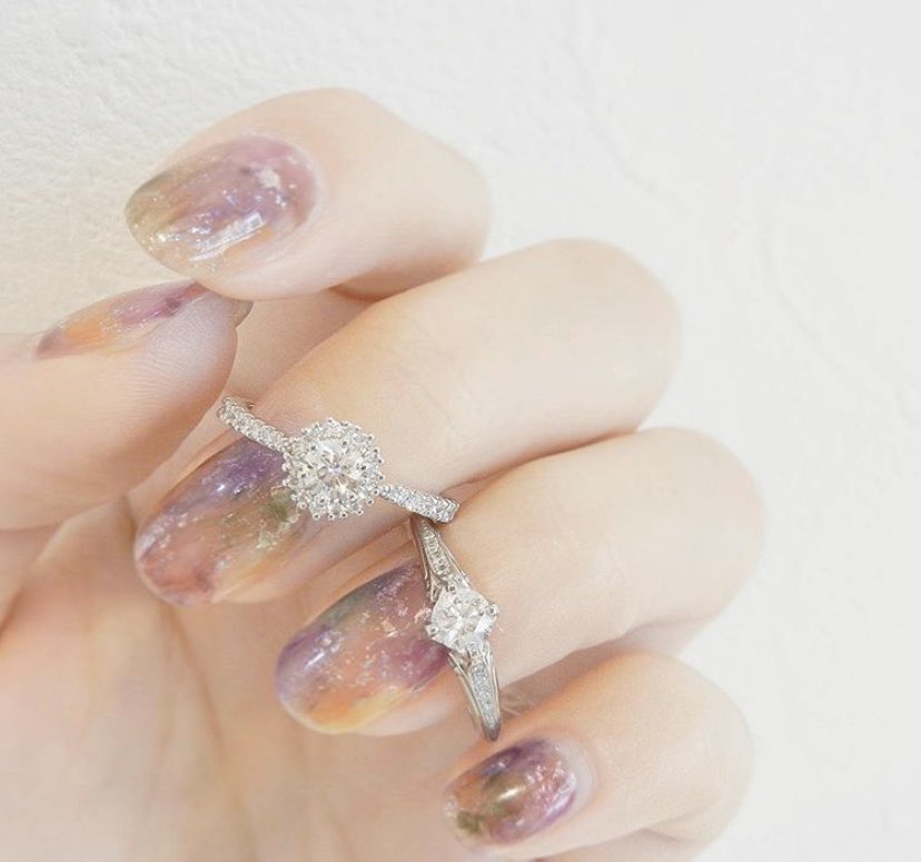 lapage_bridal's tweet photo. .
左 ロトンド·ドゥ·マルス
右 ポン·ヌフ
.
.
.
#LAPAGE #ラパージュ
#婚約指輪 #エンゲージリング
#結婚指輪 #マリッジリング
#プレ花嫁 #卒花嫁 #入籍 #顔合わせ https://t.co/MfUg7fg5zv