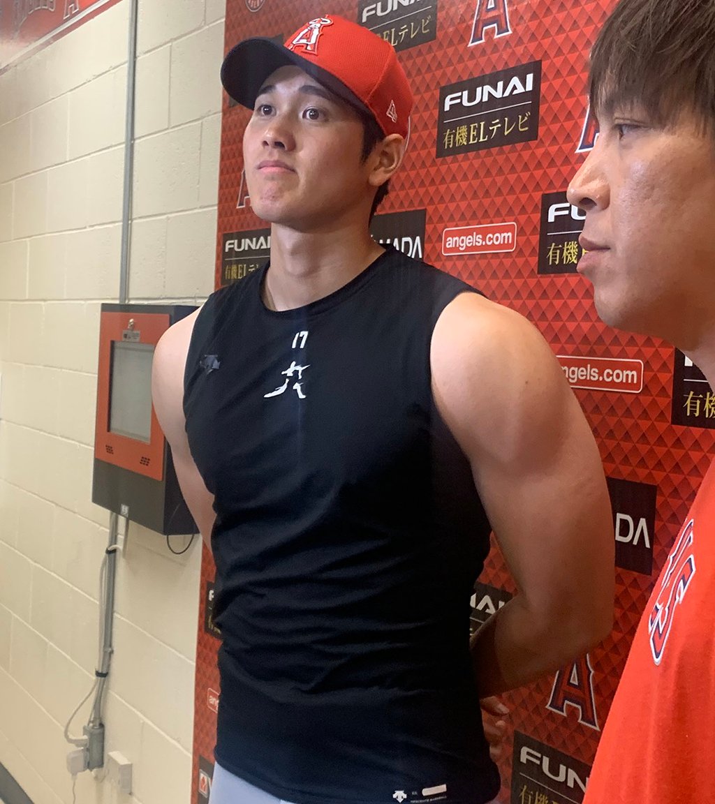 Shohei Ohtani: WATCH: Shohei Ohtani flexes his muscles in the gym