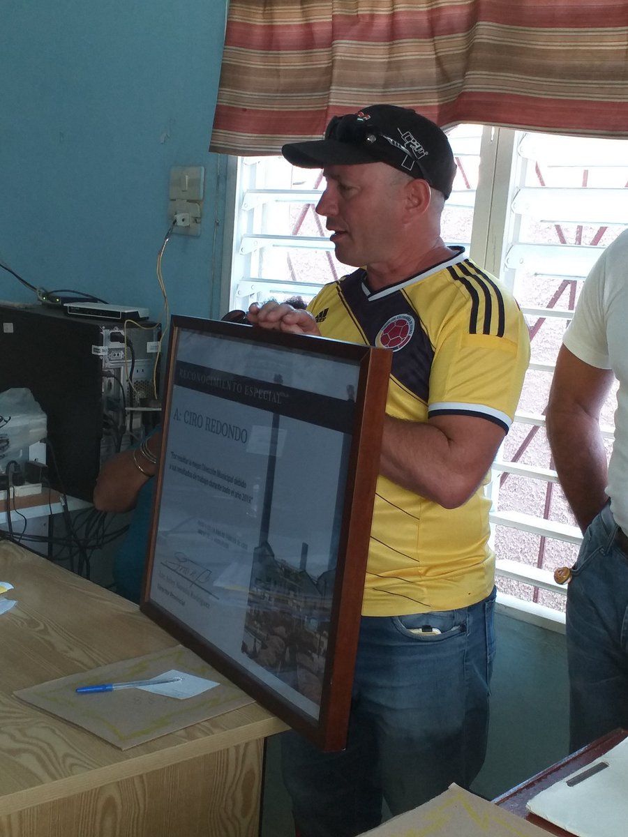 DmpfCiro's tweet photo. Comenzando el día con las noticias y con la entrega del reconocimiento hacia nuestra entidad por ser la mejor del año 2019 https://t.co/LWvkjVg4Hv
