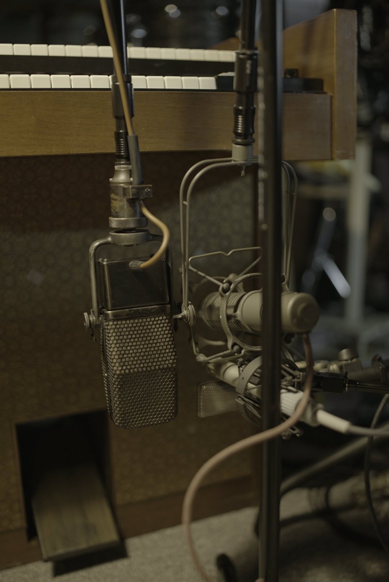 IconicInstr's tweet photo. Recording the #LowreyOrgan TBO-1, the same model used by #PeteTownshend of #TheWho on the track #BabaORiley, using #VintageMics #RCA #PB144 #Fairchild #ElectroVoice #Gefell #RecordingStudio #AbbeyRoad #ConsoleOrgan #VirtualInstuments #SampleLibraries #Kontakt https://t.co/2YCwJWVvdt