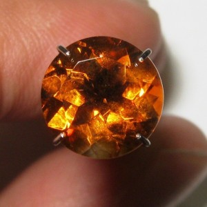 KiosMayaCom's tweet photo. Batu permata Citrine Madeira bentuk round cut berukuran diameter 9.09mm ~ 9.11mm x tebal 5.54mm, berat 2.37 carat, kristal bening bersih (VSI) dengan nyala luster tajam indah atraktif. Info dan order: https://t.co/kJoI3Mr2Yo

#HagraPromo #ObralPermata https://t.co/N5587cO2nq