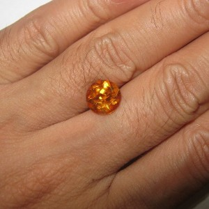 KiosMayaCom's tweet photo. Batu permata Citrine Madeira bentuk round cut berukuran diameter 9.09mm ~ 9.11mm x tebal 5.54mm, berat 2.37 carat, kristal bening bersih (VSI) dengan nyala luster tajam indah atraktif. Info dan order: https://t.co/kJoI3Mr2Yo

#HagraPromo #ObralPermata https://t.co/N5587cO2nq