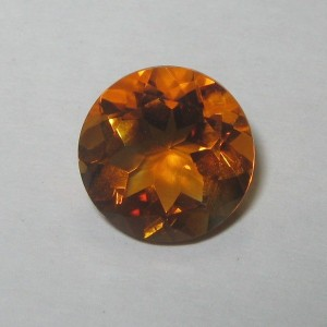 KiosMayaCom's tweet photo. Batu permata Citrine Madeira bentuk round cut berukuran diameter 9.09mm ~ 9.11mm x tebal 5.54mm, berat 2.37 carat, kristal bening bersih (VSI) dengan nyala luster tajam indah atraktif. Info dan order: https://t.co/kJoI3Mr2Yo

#HagraPromo #ObralPermata https://t.co/N5587cO2nq