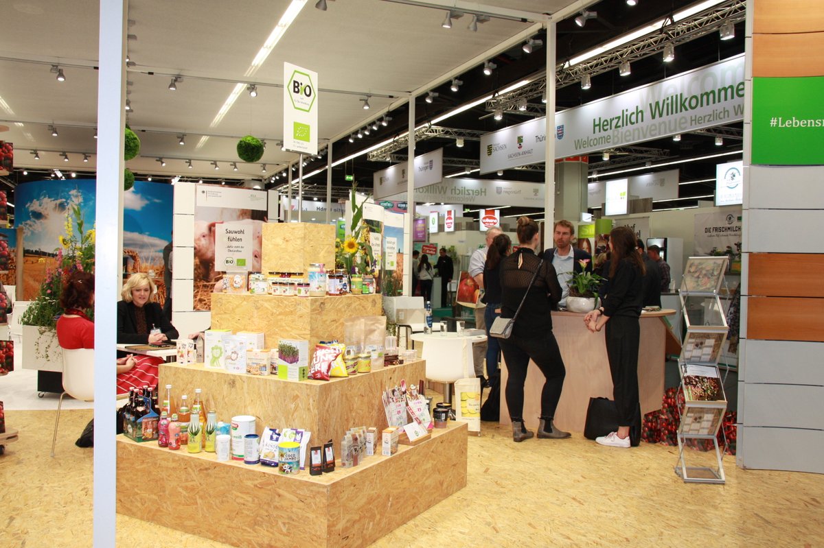 BZL_aktuell's tweet photo. Die Nachfrage nach #proteinreichen, #vegetarischen und #regionalen Produkten steigt. Davon konnten sich auch die Besucher des #BioFach-Forums beim #DemoNetErBO überzeugen.

Projekte und Produkte mit heimischen #Hülsenfrüchten stehen hoch im Kurs.

➡️ https://t.co/FfHmvae5Iv https://t.co/vAsXbhmqjQ