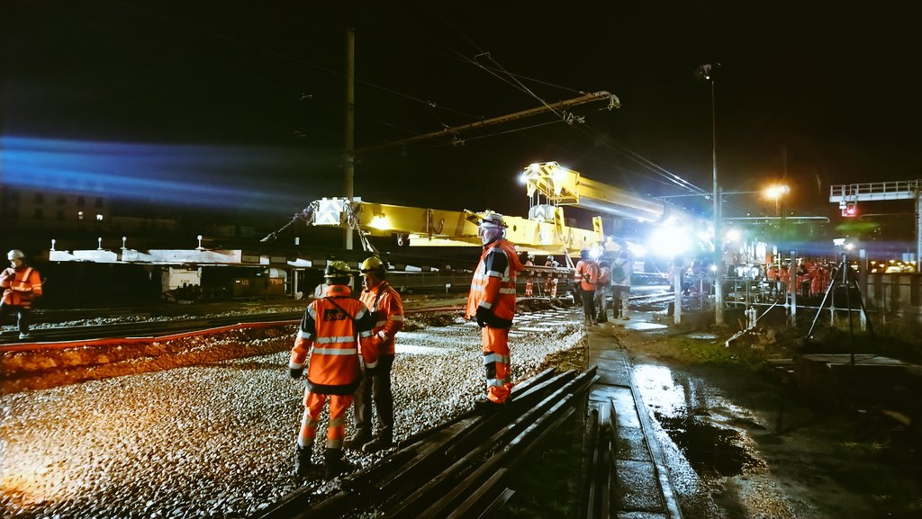 PYRollin's tweet photo. Visite d'un #chantier de modernisation #ferroviaire :
Beaucoup de respect pour ces femmes et hommes qui chaque nuit  à travers leur métier améliorent le quotidien des #usagers. 👏
#FranchementRespectRespect https://t.co/t4VN4keBSI