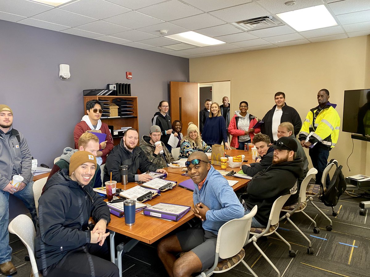 ECUTransit's tweet photo. Happy Friday!  Our operators were here at the garage early to discuss safety tips for driving in the snow &amp; to ensure they had enough time to safely make it to campus before first rounds. #ECUBus https://t.co/pf0mOutzWB