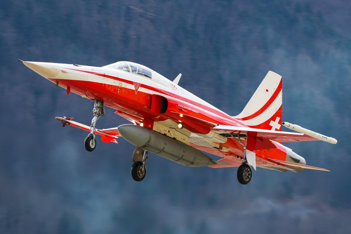 Swisscheese80's tweet photo. Beautiful F-5 taking off rwy 10 from Meiringen AFB. @Andy007_SR_A @vbs_ddps @CivMilAir #F5 #Meiringen #swissairforce #patrouillesuisse #avgeek #military #planespotting https://t.co/DfB7eSClvw