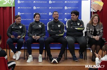 MalagaCF_en's tweet photo. Tete Morente has now experienced #BlueAndWhiteValues! 👏 

He visited Colegio Ciudad de los Niños together with Andrea (@MalagaCFemenino), Carlos and Héctor from #MálagaGenuine 👧👦

➡️ https://t.co/tG7R8mjn9u

#MCFoundation💙 https://t.co/4TYq3OrwS4