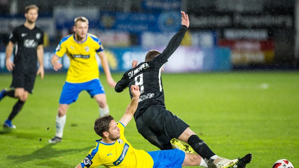 fccarlzeissjena's tweet photo. Sa., 14 Uhr: Unser #FCC vs. @svmeppen1912! Wir freuen uns aufs Spiel und Eure Unterstützung von den Rängen! 💙💛⚪️💪
▪️ Tickets ➡️ https://t.co/nGzq0yJKGG
▪️ Vorbericht ➡️ https://t.co/etg3CrqSlS
▪️ Zahlen, Daten und Fakten ➡️ https://t.co/yGNwlteNPs
#FCCSVM #NiemalsAufgeben https://t.co/zifpwrJTu1