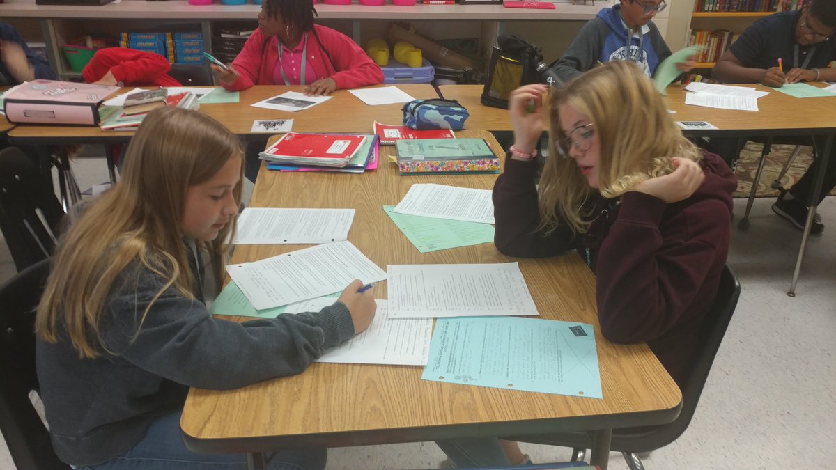 MsEMorse's tweet photo. Ss analyzing President Washington's farewell letter and comparing it to #Hamilton musical's "One Last Time". Great insights!💡👍🔎 @CCPS_SecELA @oms_bulldogs #learningourhistory #pastandpresentcollide https://t.co/2G4sKYwLbf