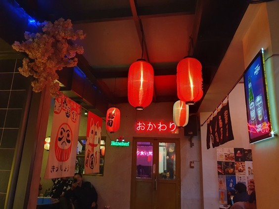 asianbeat_id's tweet photo. Deretan lampion, noren, tumpukan krat botol bir... Pasti banyak yang mengira tempat ini adalah #izakaya yang berada di pinggir jalan kota di Jepang. Padahal ini adalah bar bernama "#BIIRU not a Sushi Bar" yang ada di kota #Bandung.
Detil 🔻
https://t.co/xGW6s31XOT https://t.co/Nybe7EwzTk