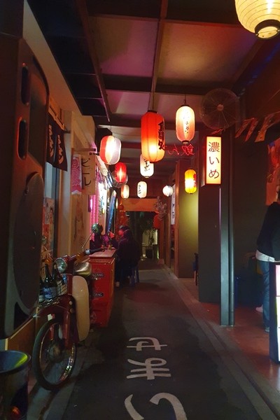 asianbeat_id's tweet photo. Deretan lampion, noren, tumpukan krat botol bir... Pasti banyak yang mengira tempat ini adalah #izakaya yang berada di pinggir jalan kota di Jepang. Padahal ini adalah bar bernama "#BIIRU not a Sushi Bar" yang ada di kota #Bandung.
Detil 🔻
https://t.co/xGW6s31XOT https://t.co/Nybe7EwzTk