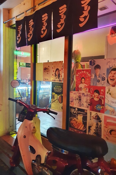 asianbeat_id's tweet photo. Deretan lampion, noren, tumpukan krat botol bir... Pasti banyak yang mengira tempat ini adalah #izakaya yang berada di pinggir jalan kota di Jepang. Padahal ini adalah bar bernama "#BIIRU not a Sushi Bar" yang ada di kota #Bandung.
Detil 🔻
https://t.co/xGW6s31XOT https://t.co/Nybe7EwzTk