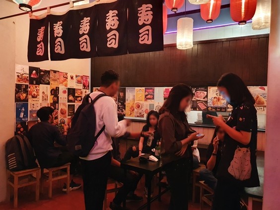 asianbeat_id's tweet photo. Deretan lampion, noren, tumpukan krat botol bir... Pasti banyak yang mengira tempat ini adalah #izakaya yang berada di pinggir jalan kota di Jepang. Padahal ini adalah bar bernama "#BIIRU not a Sushi Bar" yang ada di kota #Bandung.
Detil 🔻
https://t.co/xGW6s31XOT https://t.co/Nybe7EwzTk