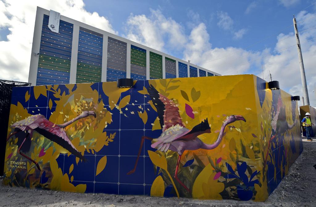 insideFPL's tweet photo. Muralist Ernesto Maranje created a mural with native Florida wildlife to enrich the walls around the new FPL #Wynwood Energy Storage. The facility can store power that is the equivalent of 5 million iPhones. https://t.co/V5pQl8pRfG