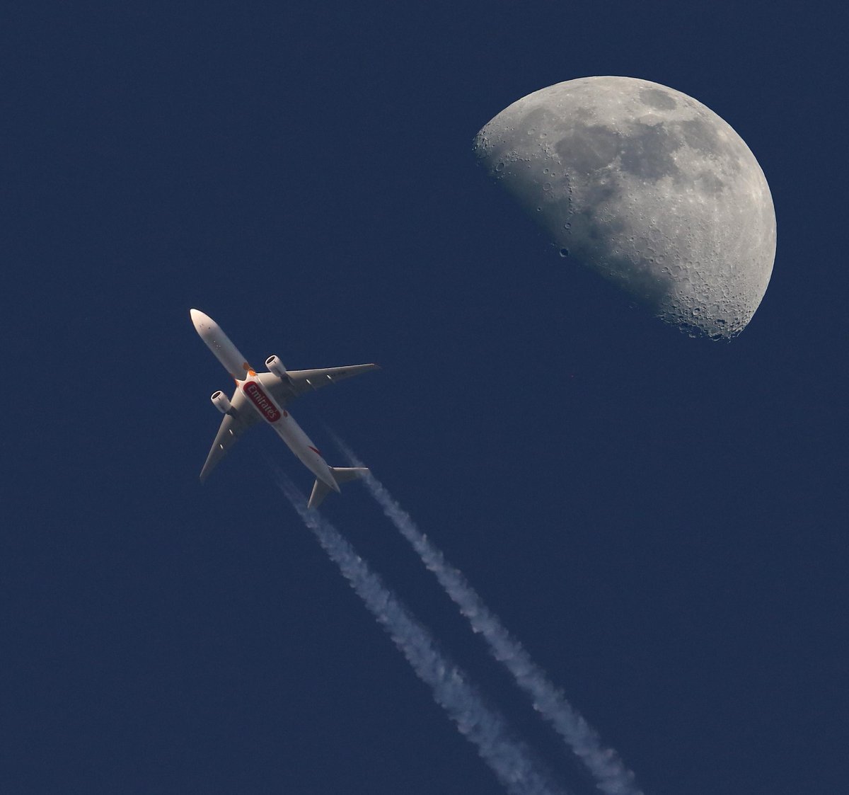 emirates's tweet photo. We’re over the moon, literally! ✈ 🌕

#FridayFanFoto #FlyEmiratesFlyBetter #EmiratesAirline

Photo credits: Abdullah, Alaa Yousif, Marek Zabolotny, Victor Alvarez https://t.co/54IbpSg75q