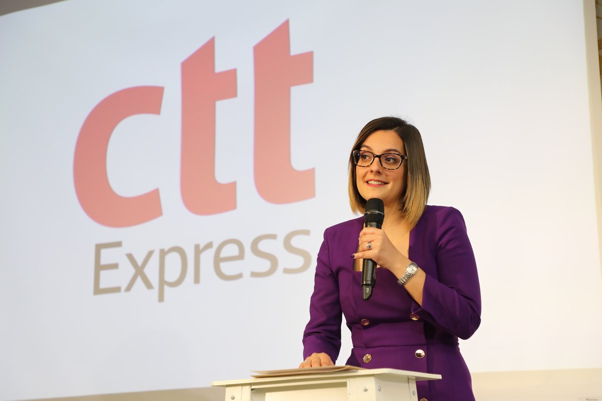 CTTExpressES's tweet photo. Nuestra Directora de Comunicación y Marca, Leticia Martín Santiago, presenta a CTT Express como una marca ágil, de tendencia y a la vanguardia.
Una marca que se basa en:
❤ Pasión
💪 Fuerza
🎯Energía
 📝Constancia
#TuRedIbéricaDeEnvíos #CTTExpress  #PresentaciónOficial https://t.co/9y9LtPlQ42
