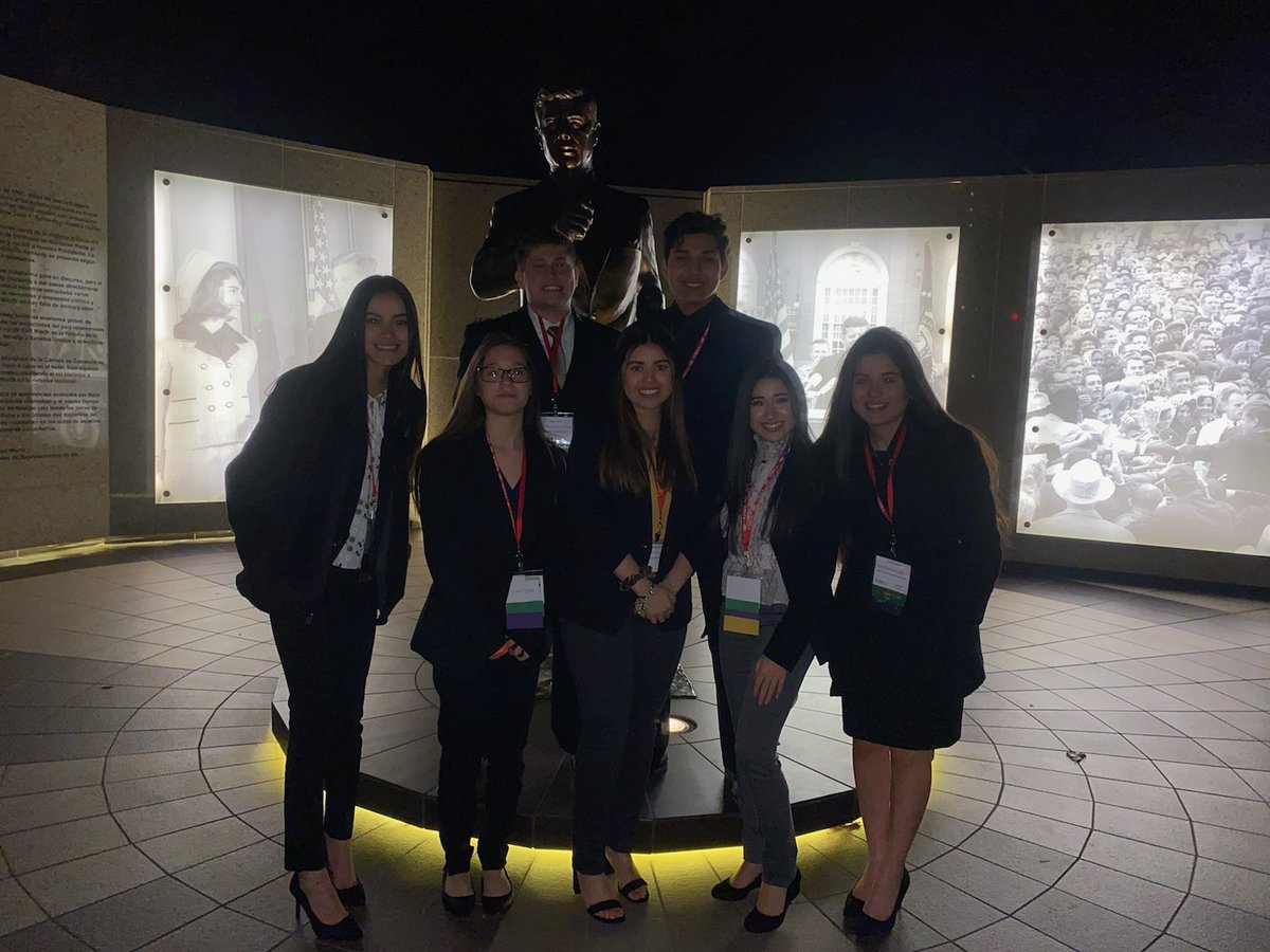 OCDECA1's tweet photo. Proud of @NISDOConnorHS DECA Ss on successful campaigns. Well deserved Ft Worth fun @TexasDECA #BeLegendaryOC @NISD_CTE https://t.co/noXvEjtnUc