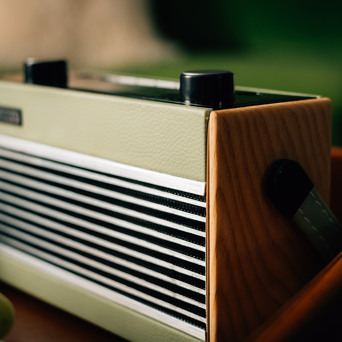 RobertsRadioUK's tweet photo. Looks good. Sounds great! The classic 1970s design of the Rambler BT is packed with the latest tech. Connect your smartphone or enjoy DAB/DAB+/FM radio in retro style. #RamblerBT #RobertsRadio #Roberts #Radio #Vintage #Retro #Design #AudioIsEverything https://t.co/8z4rgDqDoy