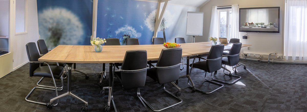 Princenhove's tweet photo. Update! ⏰Onze vergaderzaal beschikt nu over mooie tafels die in ieder gewenste vergaderopstelling neergezet kunnen worden. Kom je binnenkort de nieuwe tafels bewonderen? #vergaderen #vergaderzaal #coachruimte #zeist #vergaderlocatie https://t.co/170Go9dgg6