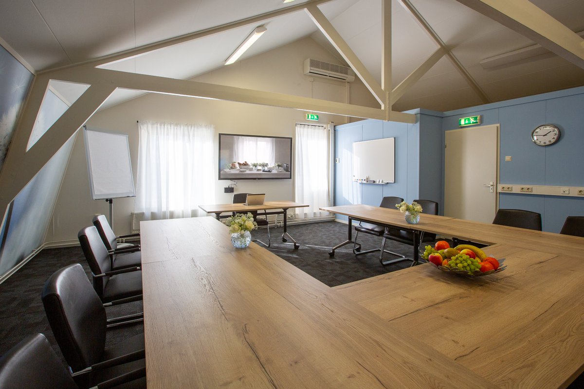 Update! ⏰Onze vergaderzaal beschikt nu over mooie tafels die in ieder gewenste vergaderopstelling neergezet kunnen worden. Kom je binnenkort de nieuwe tafels bewonderen? #vergaderen #vergaderzaal #coachruimte #zeist #vergaderlocatie
