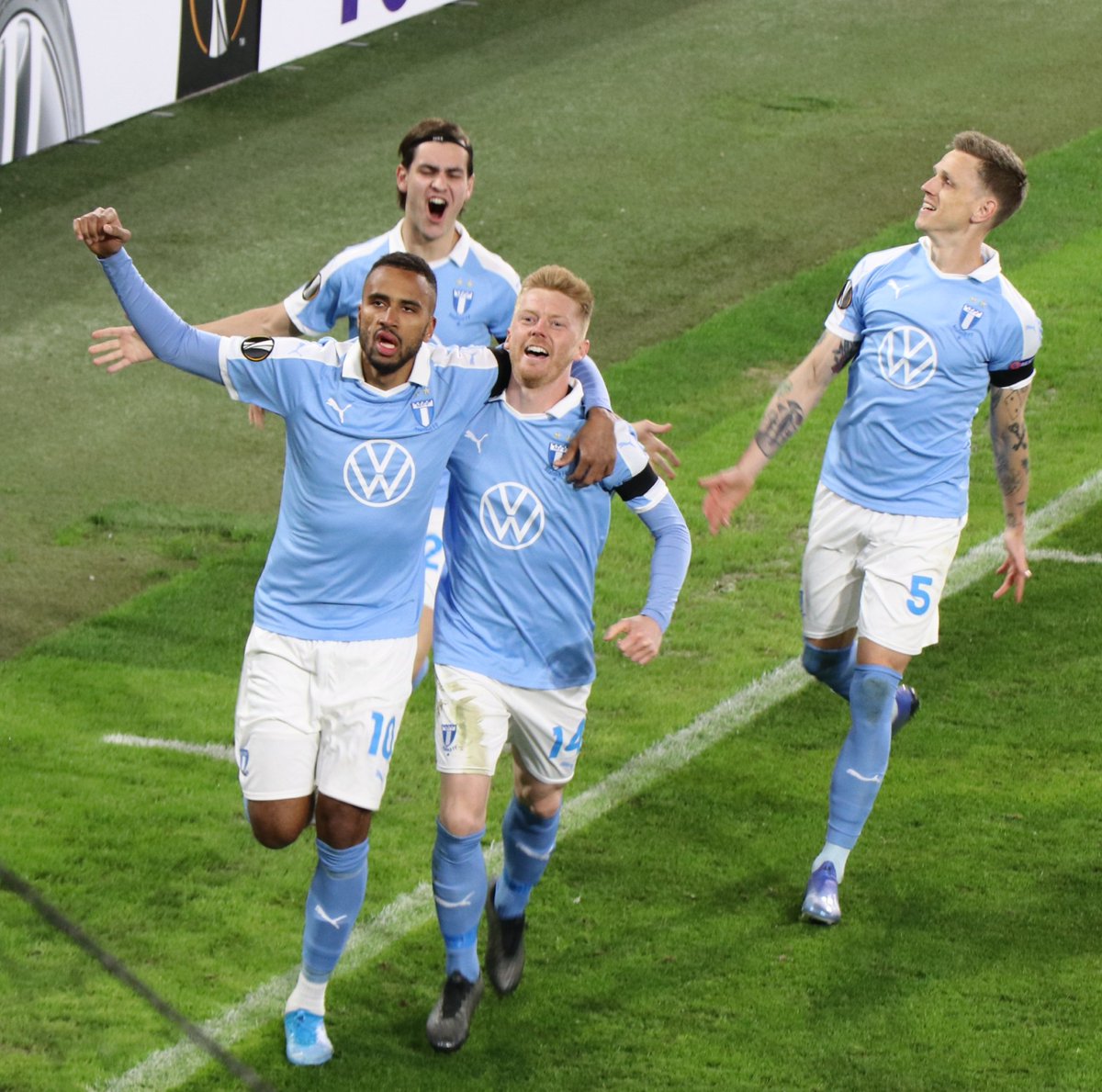 JennieNyholm's tweet photo. Tänk så glada vi var en liten stund... Men det löser sig på hemmaplan! Vi vet ni kan - 1-0 till Malmö!!! 💙⚽️🌟🌟 #MFF #EuropaLeague #WOBMFF #UEL https://t.co/8NsqlpqwnT
