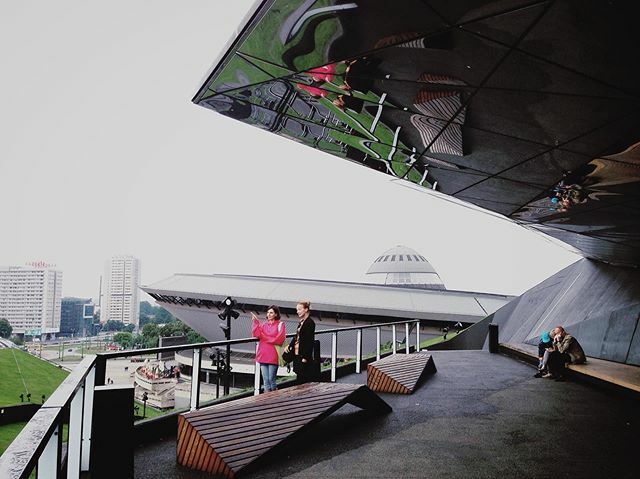 If you’re in #Katowice make sure to walk up the stairs of the International Congress Centre and reach this viewpoint. You’ll be able to all the all the Culture Zone. Together with the Spodek this makes quite a composition. 📸 @deetee_photography 
#tra… ift.tt/32dnh7e
