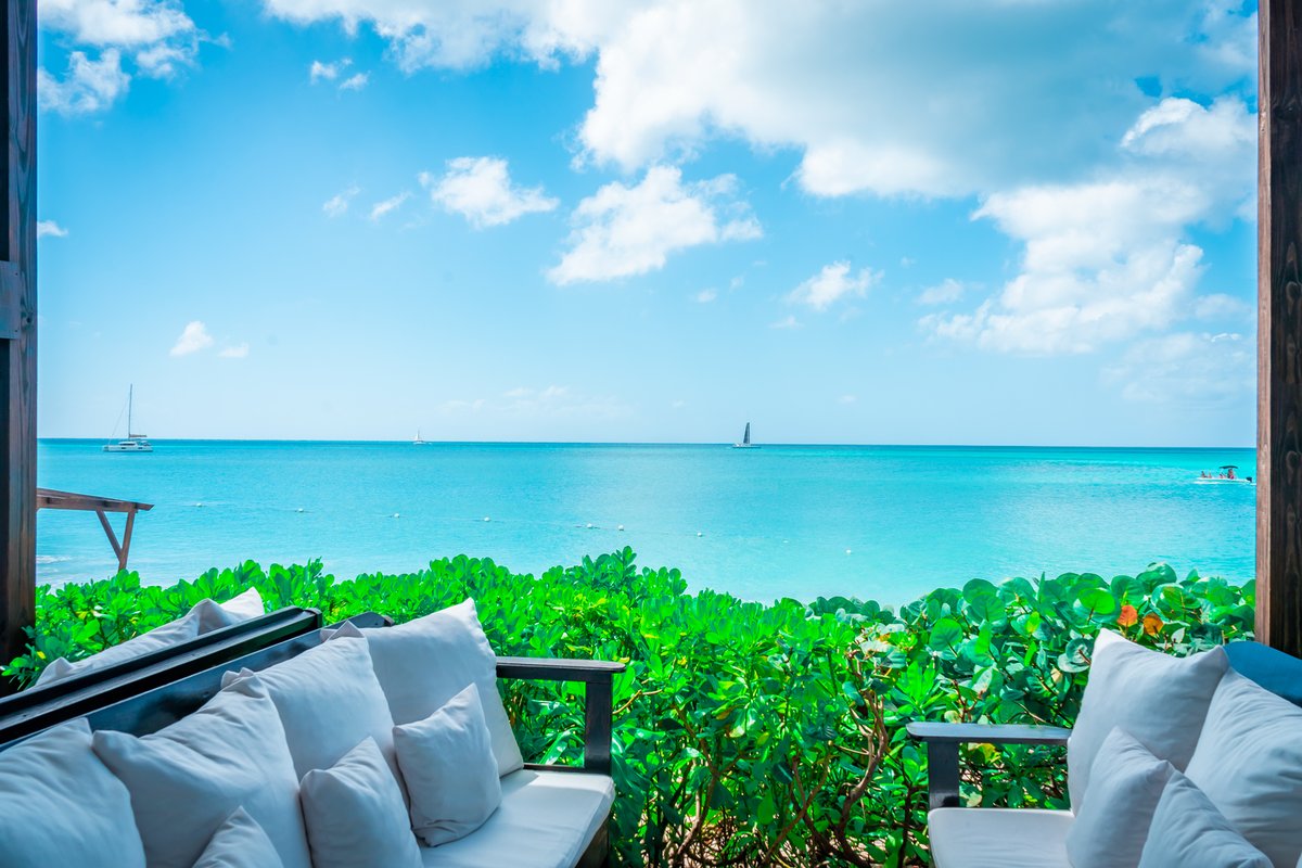 KeyonnaBeach's tweet photo. Take a look out your window...Now look at this view...Now back out your window...Now back at this view. Where would you prefer to be right now? 😎 https://t.co/mNr22bRlOI | #FridayFeeling #vacation #paradise https://t.co/5JoAX5R619