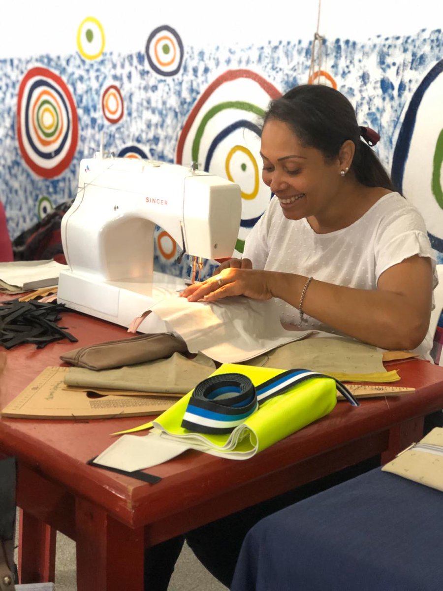 SecTrabajoBegui's tweet photo. Ayer se realizó la jornada de trabajo de la campaña #SeamosÚtiles donde emprendedoras de #Emprender confeccionaron cartucheras y los voluntarios de #Volber armaron más de 1500 kits de útiles escolares aportados por empresas de #Bera. https://t.co/evJHPtFf9O