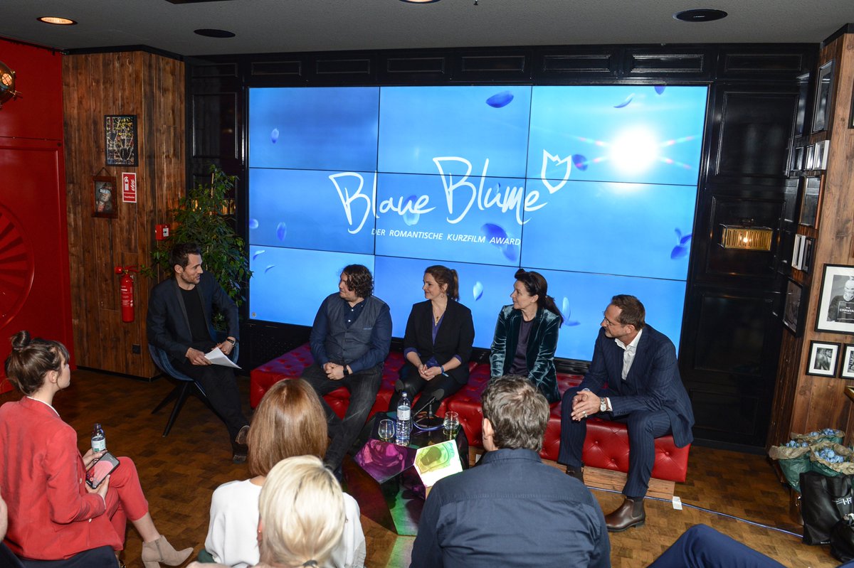 M_M_AG's tweet photo. Zum neunten Mal wurde der #BlaueBlumeAward verliehen. Vielen Dank an alle, die dabei waren. Alle Infos zur Verleihung, zum Panel-Talk und zu den Gewinnern gibt's hier: https://t.co/dCHSJhCVIp. #blaueblume #blaueblume2020 #romancetv #mainstreammediaag https://t.co/PBpg0sHYug