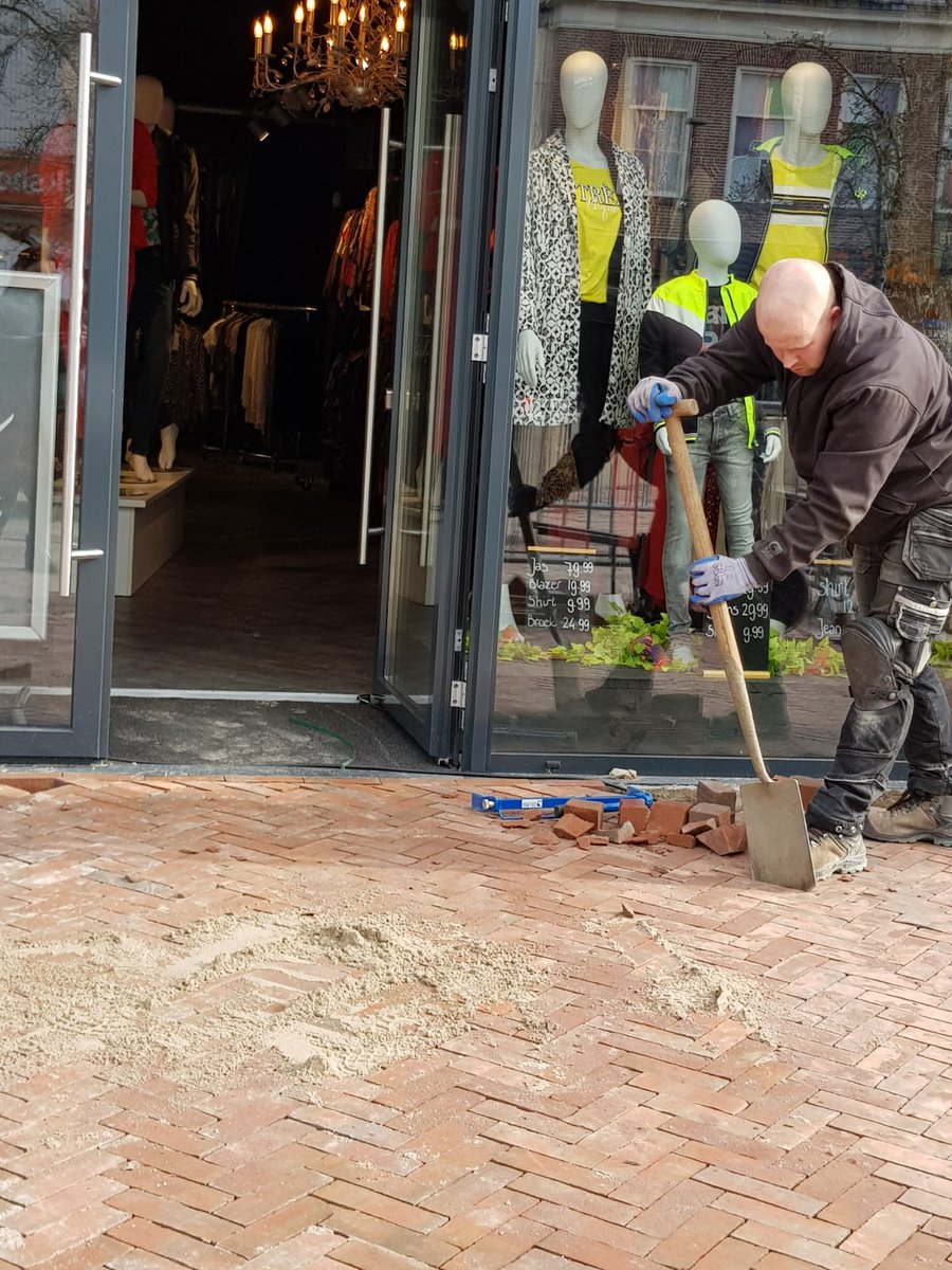 BinnenstadHGV's tweet photo. Herinrichting binnenstad #Hoogeveen, fase 2, dag 56: Steen voor steen wordt de nieuwe bestrating gelegd in onze fraaie binnenstad. Het is een flinke klus maar het wordt prachtig! De rode bestrating vormt straks in het voorjaar met de bomen en beplanting een fris en groen geheel. https://t.co/4FUZOB9Zv8