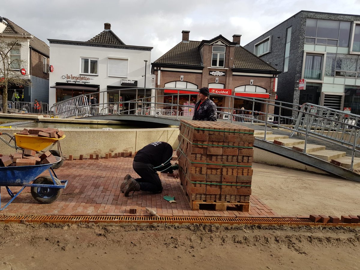 Herinrichting binnenstad #Hoogeveen, fase 2, dag 56: Steen voor steen wordt de nieuwe bestrating gelegd in onze fraaie binnenstad. Het is een flinke klus maar het wordt prachtig! De rode bestrating vormt straks in het voorjaar met de bomen en beplanting een fris en groen geheel.