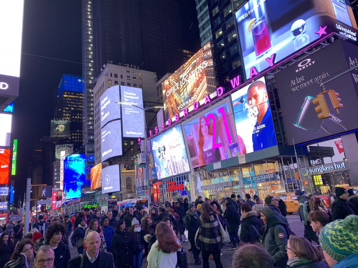 TGAS_PE's tweet image. Time square fun 🌃🗽 🏙 #TGSkiUSA