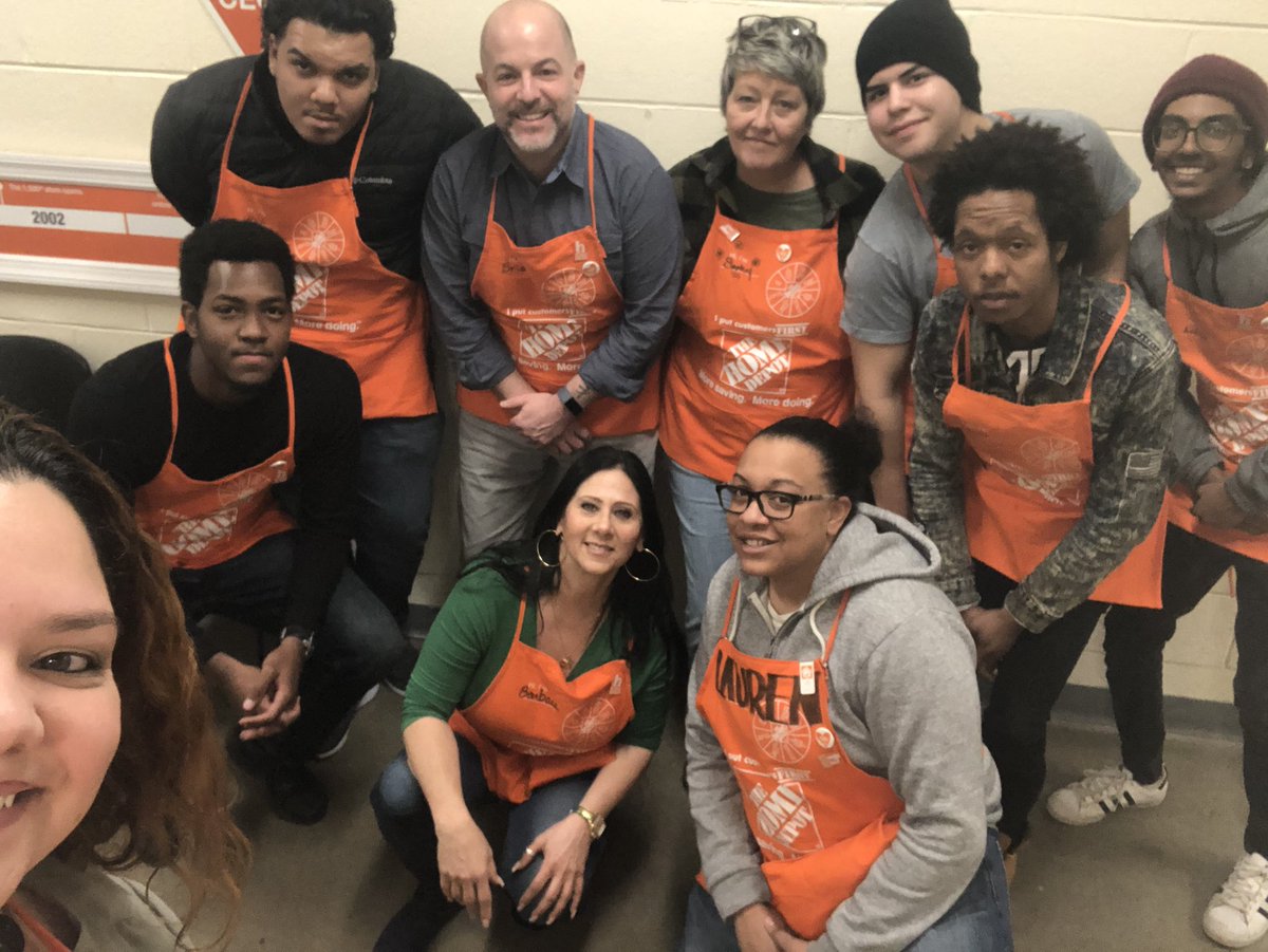 Barbara_903's tweet photo. 🧡A warm welcome to some of our newest TEAM members here at South Plainfield🟧 #903. A Big thank you to Ivanna Hernandez for stopping by! @IvyHTHD  #Spring2020hiringevent @Schnorrbusch03  @LoyceRiggans https://t.co/ufxwph4ueE