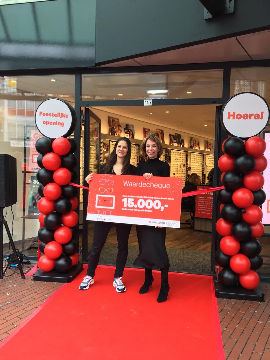 StichtingSINA's tweet photo. Vandaag waren we in Reigersbos, waar @hansanders een cheque van maarliefst €15,000 heeft overhandigd, die wij in de vorm van ‘bril-bonnen’ morgen onderverdelen aan kinderen uit minima- huishoudens. Daar gaan we veel mensen blij mee maken! Heel veel dank aan @hansanders ! https://t.co/TEaSaxczE7