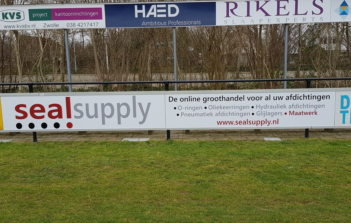 BCDeWeideSteen's tweet photo. De reclameborden van nieuwe GOUD sponsor https://t.co/qoWlxLRLYl van directeur @knopert zijn vandaag op hoofdveld en veld 2 opgehangen.

De online groothandel voor al uw afdichtingen. https://t.co/XLKzt8AerS