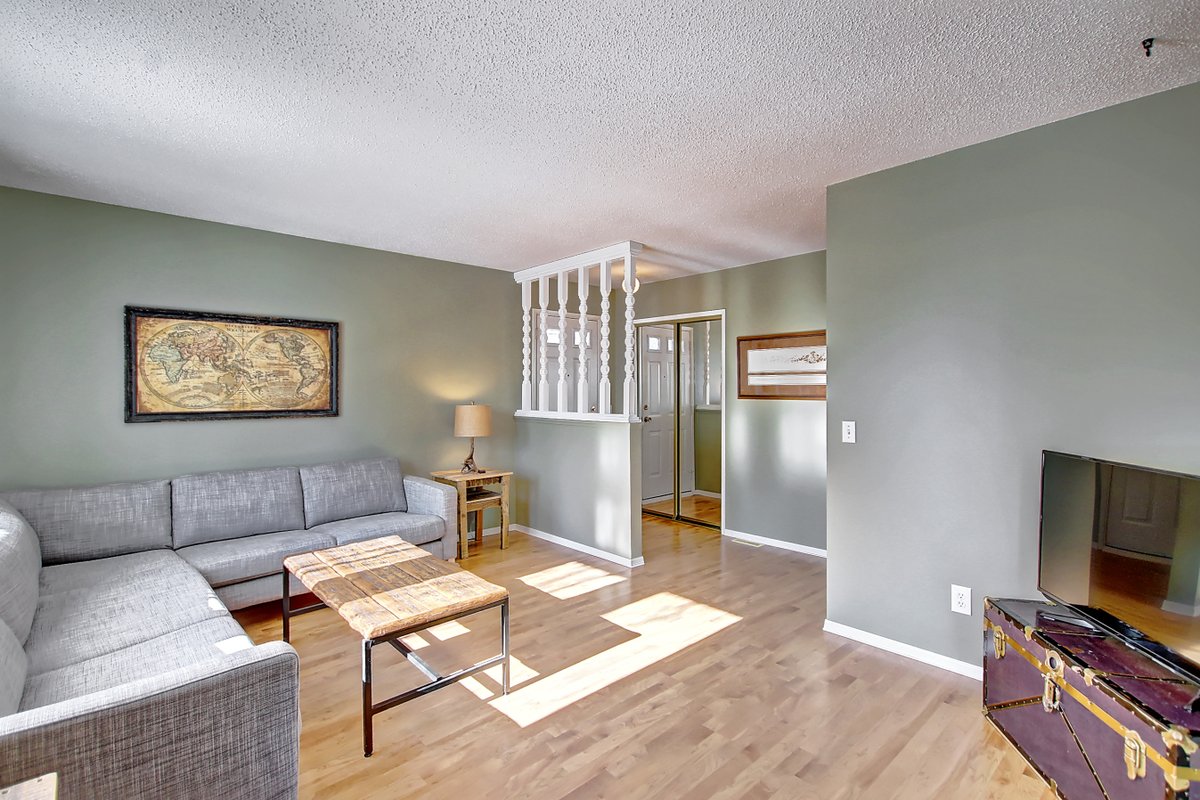 TeamPJ2019's tweet photo. Captivating Upgraded Bungalow Home with newly developed IN-LAW SUITE in the family-friendly community of Huntington Hills! 5 Bedrooms &amp; 2 Bathrooms.

For more information please visit: https://t.co/EzRkN3cwuB https://t.co/R3g2shH37L