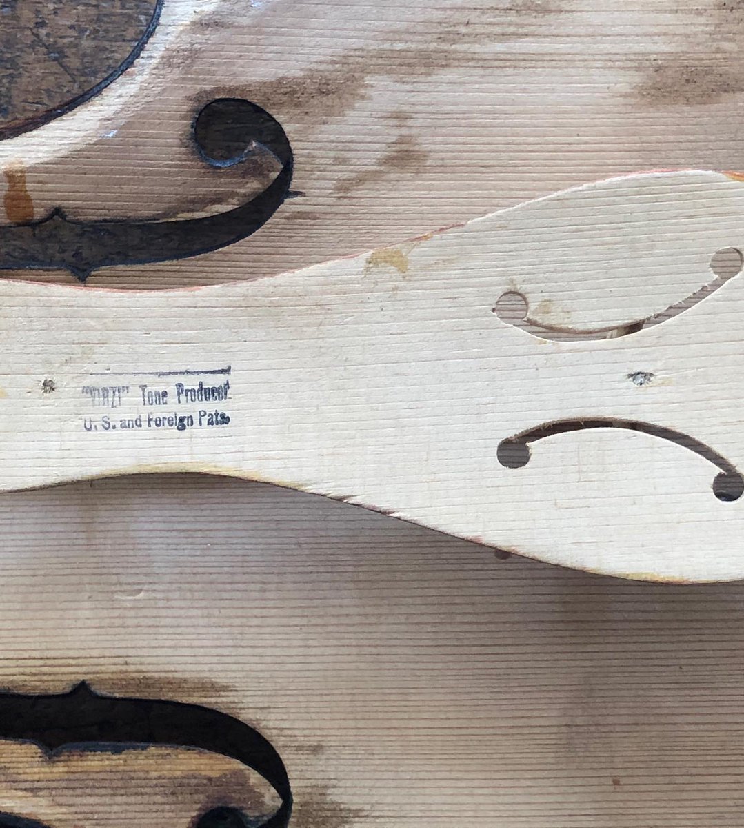 BenningViolins's tweet photo. Some strange Verzi tone producer in this little German Amati copy. Probably a tuned plate with the added mass to the bar. Nice touch with the little sound holes.
#violin #violinist #innovation #notalwaysgood #weirdscience #bassbar #amati #german
https://t.co/45GcGGDSJN https://t.co/G0z1ibuvrF