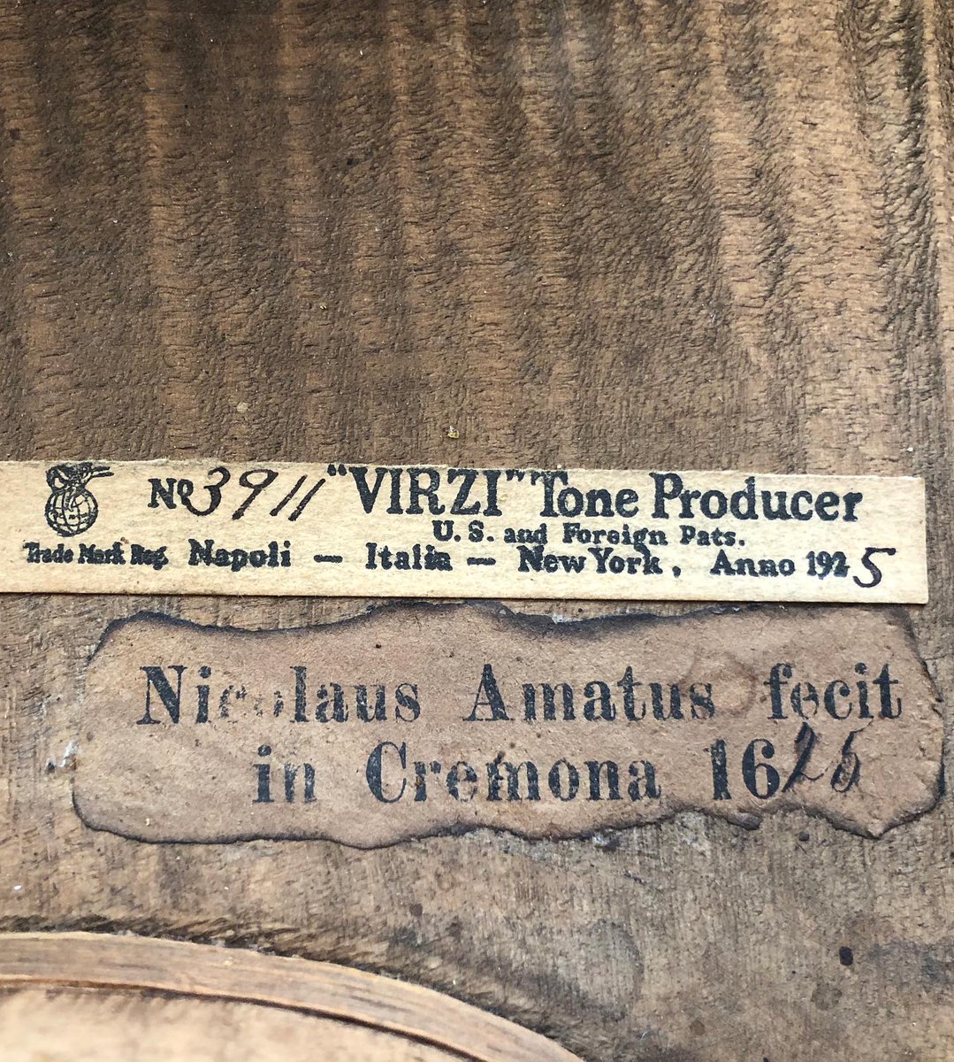 BenningViolins's tweet photo. Some strange Verzi tone producer in this little German Amati copy. Probably a tuned plate with the added mass to the bar. Nice touch with the little sound holes.
#violin #violinist #innovation #notalwaysgood #weirdscience #bassbar #amati #german
https://t.co/45GcGGDSJN https://t.co/G0z1ibuvrF