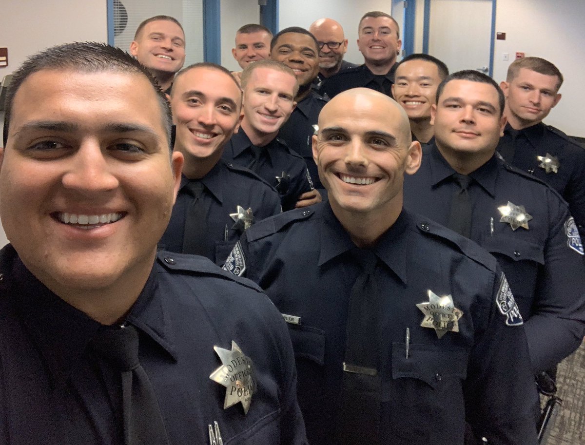 We’ve got that #fridayfeeling here at MPD! 🤟Our newest trainees #photobombed by Chief Carroll! 😆  #InsideMPD #joinmpd