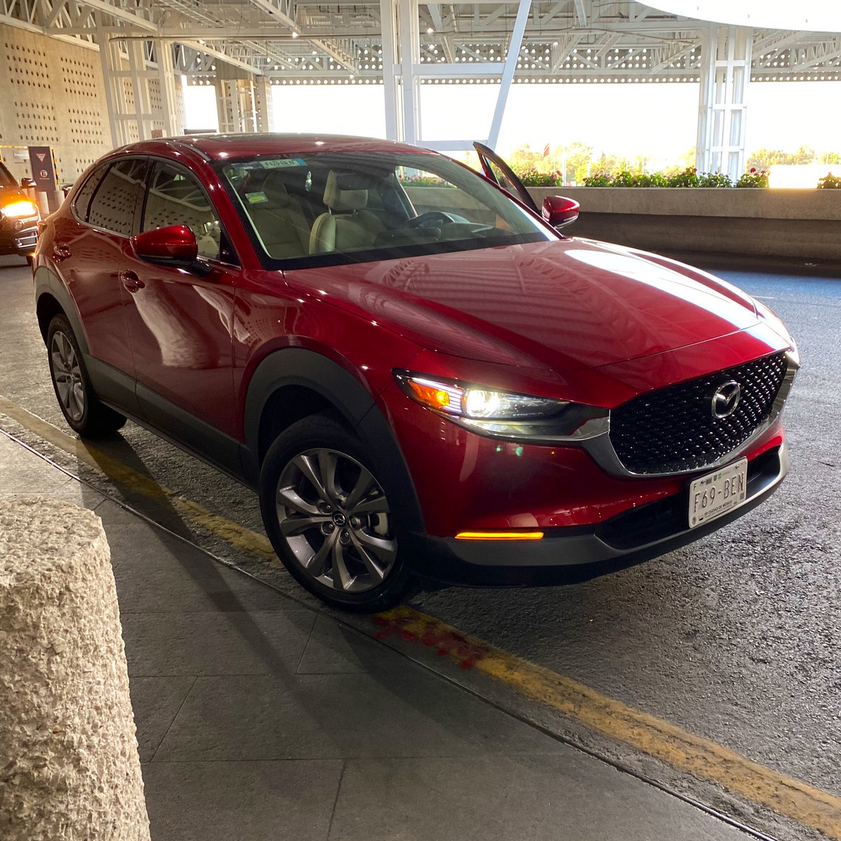 gabosalazar21's tweet photo. Hoy me toca decir adiós a un auto al que le tenemos mucho cariño. Después de 3 meses se va la CX30 de @MazdaOficial que tuvimos a prueba de mediano plazo. En general nos gustó mucho y aprendimos mucho más sobre ella. ¿Le hacemos un vídeo de conclusiones? 🤔 https://t.co/nojHURBfLj