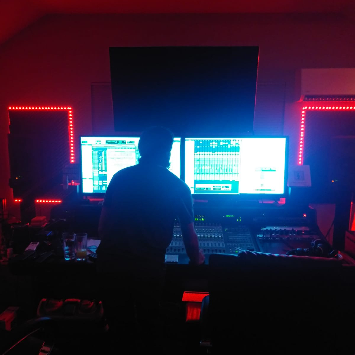 newordinance's tweet photo. Snapshot by my friend and co-producer, Krys Kilo, while weโre working on a new original collab together...Deep in heavy good vibrations!
#newordinance #graydevio #kryskilo #progressive #progressivehouse #trance #focused #inthestudio #devotedtomusic #producerlife #goodvibrations https://t.co/Hyp4BTHJoH