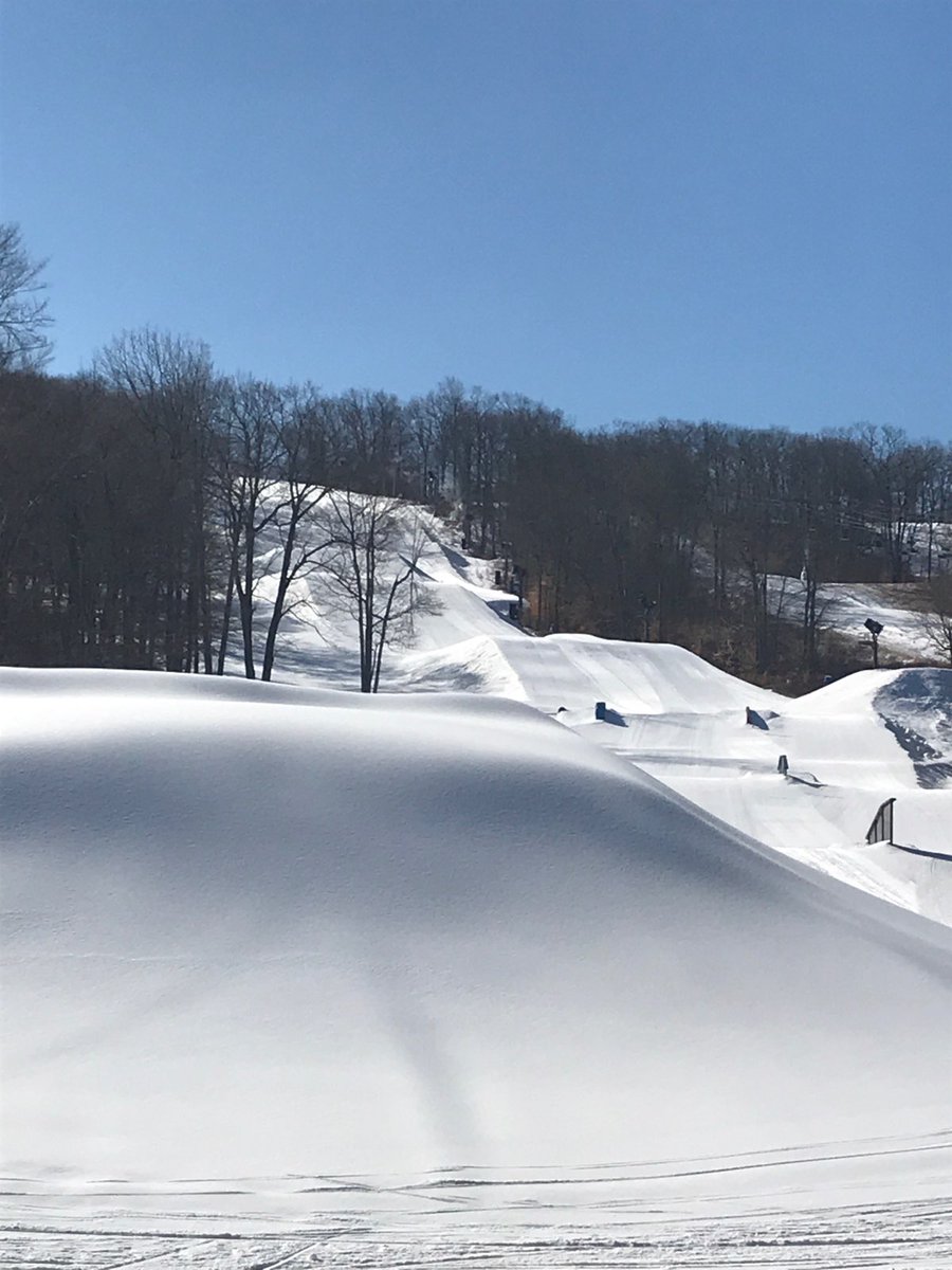 skiJFBB's tweet photo. Snowmaking was in full effect Wednesday through Friday setting up for a beautiful weekend. Going to be sunny and bluebird skies Saturday and Sunday with the temps in the mid 40s. Get here this weekend. #wegotsnow https://t.co/DMusVJNqHp